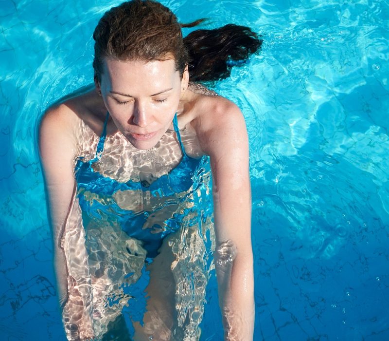 woman-vacation-swimming-pool-6527238